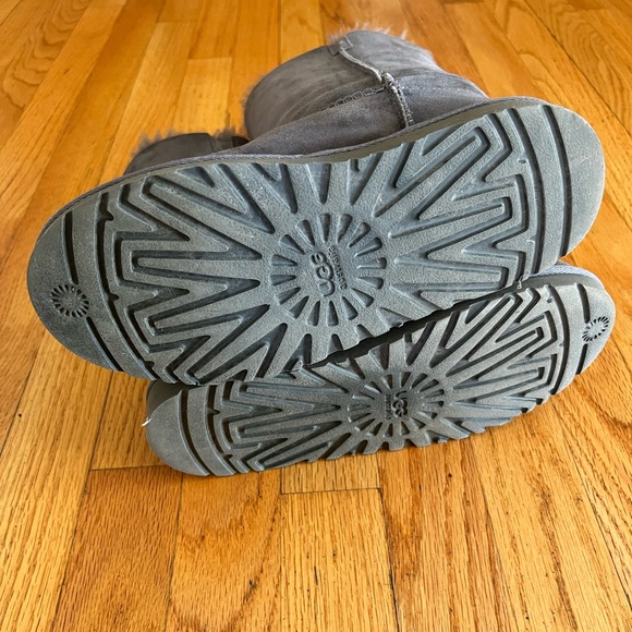 Ugg Gray Bailey Button Triple - Picture 7 of 8